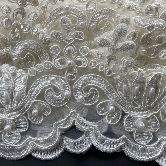 NWOT 7 Yards of Elegant, Almost White Lace Trim/Fabric w/Beads & Floral Stitch - Picture 8 of 16
